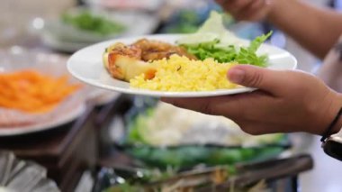 Triangle Büfesi Öğesi Yemek Tabakları Aşındırma Tabağı 'nın mekandaki görüntüsünü kapat. Kamera görüntüsünü değiştir. Yüksek kalite 4k görüntü