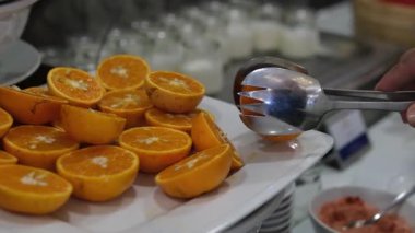 Renkli bir karpuz, ananas ve papaya dilimleri desenli tabaklarda taze meyve seçimi sergiliyor. Yüksek kalite 4k görüntü