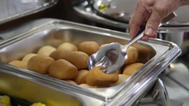 Vietnam çörekleri geleneksel Vietnam tatlıları. Susamlı çörek pişiriyorum, tereyağlı tavada kızartıyorum. Yüksek kalite 4k görüntü