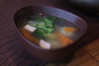 Mutfakta soğanlı tofu çorbası ve elektrikli soba ile domates pişirmek. Yüksek kalite 4k görüntü