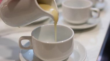 Tatlandırılmış konsantre süt, Vietnam kahvesi yapmak için pikabın üstündeki fincana döküldü. Yüksek kalite 4k görüntü