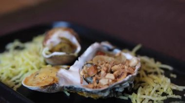 Siyah havyarlı taze istiridye. Siyah mersin balığı havyarlı ve limonlu istiridye, restoranda gurme yemeği. Lezzetli. 4 bin. Yüksek kalite 4k görüntü