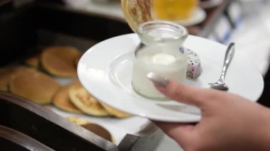 Gözleme tabağı krep, bir restoranda krep. Yüksek kalite 4k görüntü