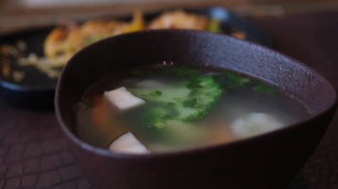 Mutfakta soğanlı tofu çorbası ve elektrikli soba ile domates pişirmek. Yüksek kalite 4k görüntü