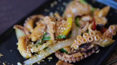 Ahtapot pişirme, şef ızgara taze ahtapot galiçya usulü restoran mutfağı, sağlıklı yiyecekler, İspanya 'da deniz ürünleri kafe, geleneksel Asya İspanyolcası ve Akdeniz yemeği. Yüksek kalite 4k görüntü