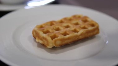 Yavaş çekimde waffle 'ın üzerine şurup dökmek. - Evet. Yüksek kalite 4k görüntü