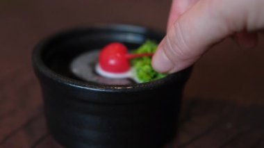 Kirazlı ve pastalı yulaf lapası. Yüksek kalite 4k görüntü