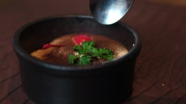 Şımarık çikolatalı tatlı, zengin dokulu, tatlı gurme deneyimi ve enfes bir kutlama için güzelce süslenmiş. Yüksek kalite 4k görüntü