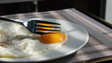 Çinli bir bayan restoran 'da yumurta sarısı yiyor. Yüksek kalite 4k görüntü