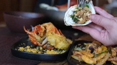 Taze istiridye ve deniz ürünleri tabağı. Yüksek kalite 4k görüntü