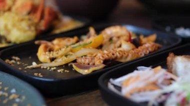 Güzel bir sunum restoranı pahalı bir açık büfe deniz ürünleri restoranı. Yüksek kalite 4k görüntü