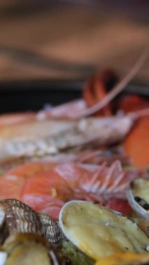 İki katlı lüks ıstakoz tabağı ve deniz ürünleri yengeci karides langoustines kabuklu deniz ürünleri lezzetli lüks yiyecekler.