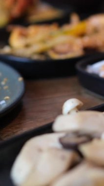 Sehpadaki deniz ürünleri ıstakoz kabuklu yengeç çorbası ve salata mantarı. Yüksek kalite 4k görüntü