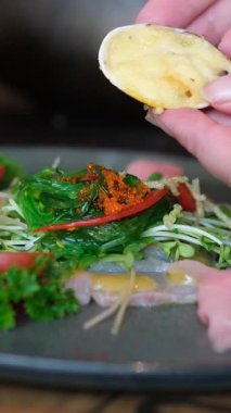 Phuket restoranında servis edilen lezzetli istiridyeler. Okyanus midyesi, salata çatalı el.