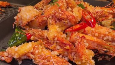 Demir tavada kızartılmış karides, sebzeler ve taze otlar. Yüksek kalite 4k görüntü