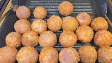 Yiyecek, tavuk nugget, soğan halkaları ve arka planda peynir topları. Fast food, sağlıksız yaşam tarzı. Yüksek kalite 4k görüntü