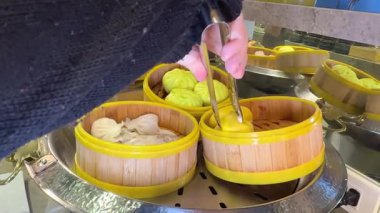 Çin restoranındaki ahşap kutunun içinde renkli buhar çukurları var. Vietnam Buharlı Çörekleri