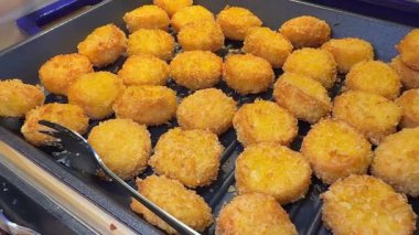 Canlı bir öğleden sonra şehrin göbeğindeki hareketli yemek katında çıtır çıtır altın külçeler servis ediliyor. Yüksek kalite 4k görüntü