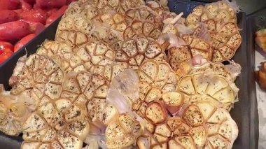 Sarımsak kesimi yakın çekim, döner, döner, makro, üst görüş. Yüksek kalite 4k görüntü