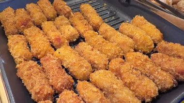 Kızarmış kroket İspanyol tapas, yakın plan portakallı kroket. Balık kroketi, patates ve jambon. Adam İspanyol yemeği pişiriyor.. 