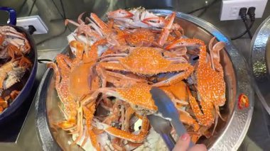 Deniz ürünleri tabakları, dekorasyonlar ve deniz ayrıntılarıyla donatılmış deniz ürünleri masası. Açık büfe Asya deniz mahsulleri.