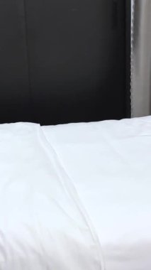 Uzun bir yolculuktan sonra yatağa düş bavulunu bırak ve bacağını kaldır ayak bakımı bacağı yorucu venöz kan. Yüksek kalite 4k görüntü