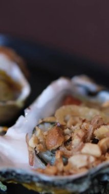 Siyah havyarlı taze istiridye. Siyah mersin balığı havyarlı ve limonlu istiridye, restoranda gurme yemeği. Lezzetli. 4 bin. Yüksek kalite 4k görüntü