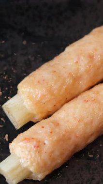 Izgara karides şişi. Deniz ürünleri. Barbekü. Sağlıklı beslenme. Çubuklarda deniz ürünleri ruloları