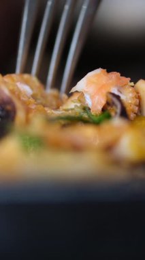 Siyah tavada cızırdayan ve karamelize eden ahtapot dokunaçlarının yakın çekimi. Lezzetli deniz ürünleri, zengin dokular ve aromalı yemekler. - Evet. Yüksek kalite 4k görüntü