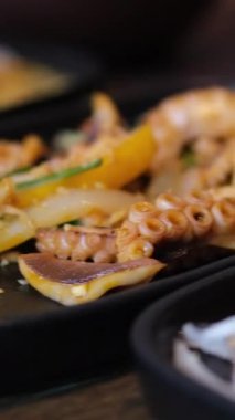 Güzel bir sunum restoranı pahalı bir açık büfe deniz ürünleri restoranı. Yüksek kalite 4k görüntü