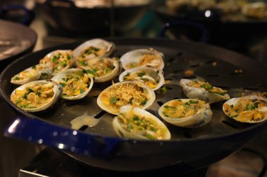 Deniz kestaneleri taze sashimi taze ve Kyoto balık pazarında buzda yemek için hazır. Satılık lezzetli geleneksel Japon deniz ürünleri tezgahını kapatın. Japonya yiyecek ve gıda mağazası sokağı 