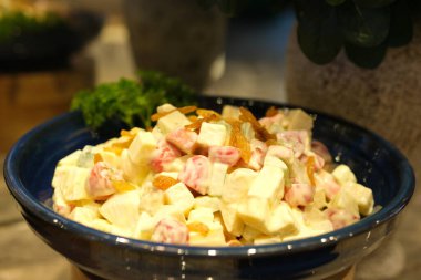 Sağlıklı ev yapımı Rus geleneksel salatası Olivier hazır yemek için kapatın. Plaka salata ile döner olivier