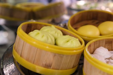 Ahşap buharlı buharlı kapaklı makroda bir sürü dim sum. Buhar Tekniği. Çin tatlıları. Karides, balık ve etli Dimsum. Bir kafede yemek. El yapımı. Kargo