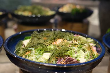 Japon wakame yosun chuka mayalanmış gıda. Hiyashi Wakame Chuka ya da deniz yosunu salatası ya da susam tohumlu yosun gibi detaylara yakından bakın. Üst Manzara. Deniz ürünleri arka planı.