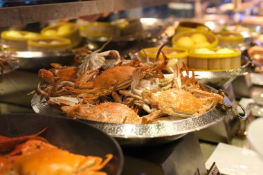 Karışık balık filetosu, karides, kalamar, mürekkep balığı yumurtası, balık yumurtası, midye, istiridye ve yengeçten oluşan fırında pişirilmiş çeşitli deniz ürünleri, sıcak ve taze deniz ürünleri yemeği. Yüksek