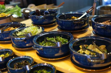 Açık büfedeki çeşitli katkı maddeleri yeşil filizlenmiş fasulye eti, biber tuzu ve diğer şeyler. Yüksek kalite 