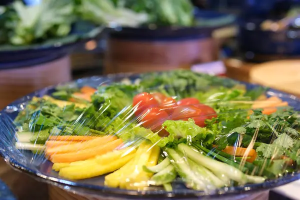 Sebze tabakları, plastik kabın içindeki sebzeler, sağlıklı beslenme konsepti. Yüksek kalite fotoğraf