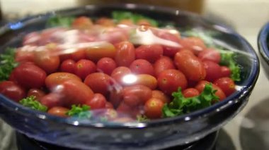 Çeşit çeşit vişneli domatesler, rotasyon. Çeri domatesli domates sinekle kaplı film sıklığı temizliği açık büfede konukları bekliyor.