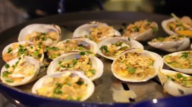 Karışık balık filetosu, karides, kalamar, mürekkep balığı yumurtası, balık yumurtası, midye, istiridye ve yengeçten oluşan fırında pişirilmiş çeşitli deniz ürünleri, sıcak ve taze deniz ürünleri yemeği. Yüksek