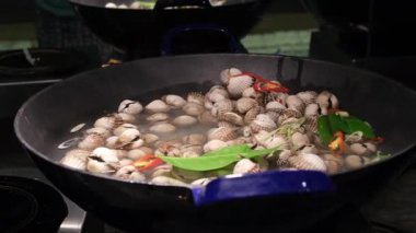 Taze bitkisel garnitürlü istiridye buğulama. Karidesler deniz ürünleri tabağı