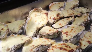 Sokak yemekleri peynirli istiridye pişiriyor. Yüksek kalite 4k görüntü