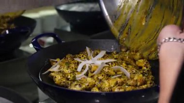 Ev hanımı evde salyangoz pişirir. Yüksek kalite 4k görüntü