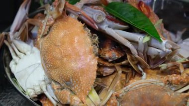 Biber yengeci, Singapur biberi yengeci, Singapur mutfağı, Çili Çamuru yengeci, beyaz tabakta servis edilmiş, Kızarmış Yengeç, Asya mutfağı, haşlanmış, buharda pişirilmiş, deniz ürünleri, Tarakan. Yüksek kalite 