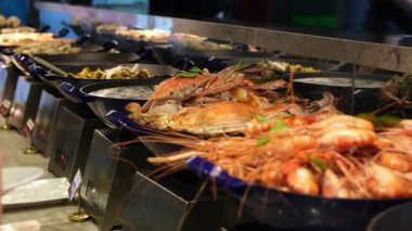 Restoranda sıcak ve baharatlı Çin sichuan deniz ürünleri ve sebze karışımı açık büfe yemekleri. Yüksek kalite 4k görüntü