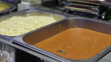 Kutudaki çatalın üzerinde kırmızı domates soslu spagetti makarnasını kapat. Lezzetli İtalyan yemeği servisi. seçici odak.
