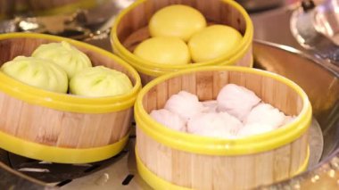 Ahşap buharlı buharlı kapaklı makroda bir sürü dim sum. Buhar Tekniği. Çin tatlıları. Karides, balık ve etli Dimsum. Bir kafede yemek. El yapımı. Kargo