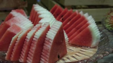 4K stok video karpuz ve karpuz dilimleri yarım beyaz arka planda