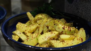 Ev yapımı Mango Turşusu. Baharatlı dilimlenmiş ananas.