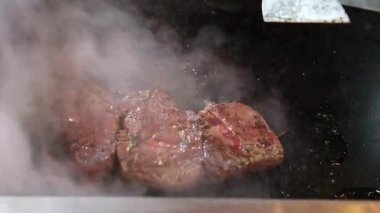 Şef ızgarada biftek pişirir. Yüksek kalite 4k görüntü