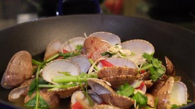 Taze bitkisel garnitürlü istiridye buğulama. Karidesler deniz ürünleri tabağı